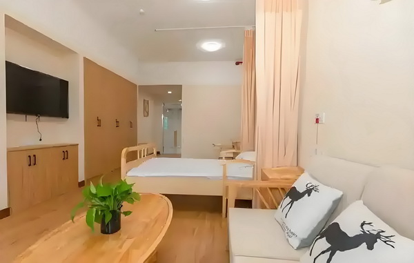 53岁朱茵住山里开破车？